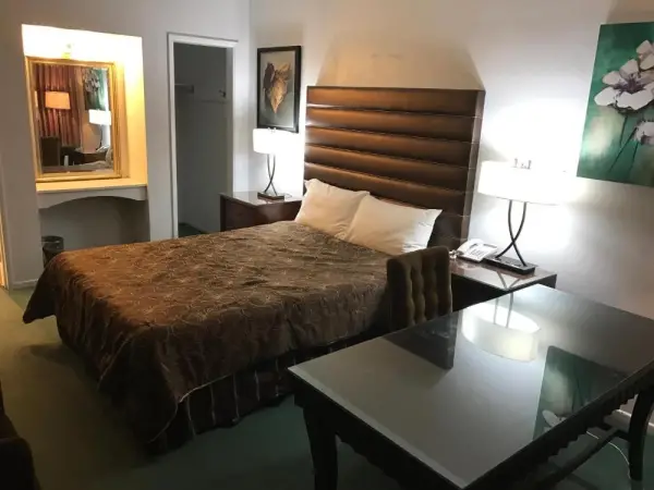 Discovery Inn 8